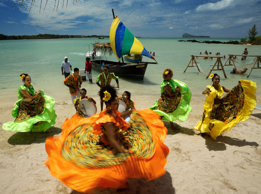 Danseuses de séga sur la plage à Gran Zil